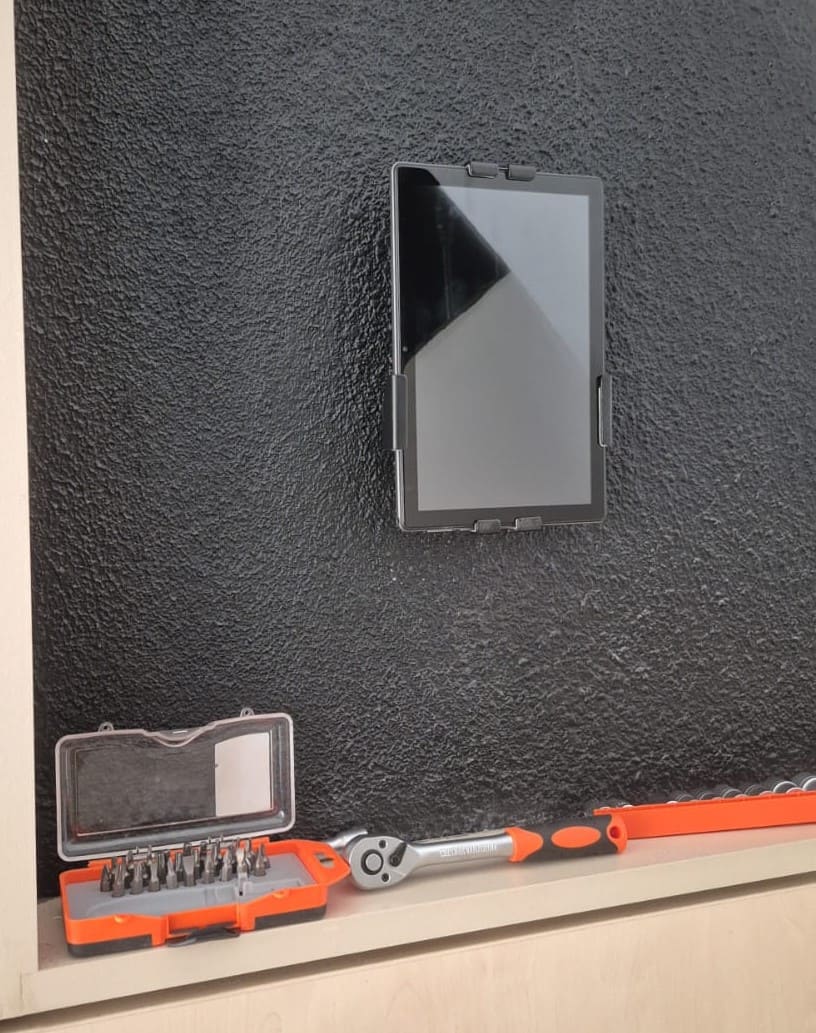 Tablet instalada en la empresa mostrando la pantalla de marcaje con código PIN para el control horario de empleados