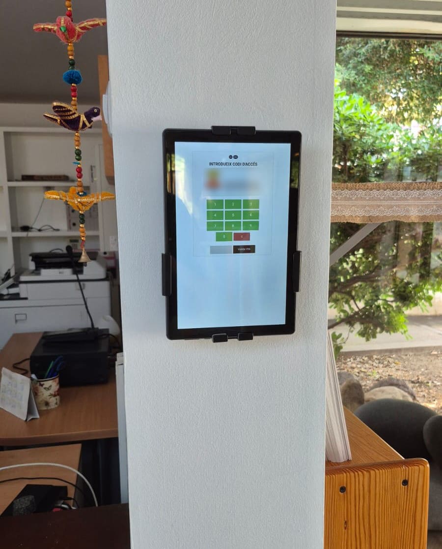 Tablet instalada para el registro de entrada y salida de empleados con sistema de código PIN