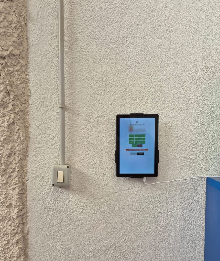 Tablet instalada en la empresa mostrando la pantalla de marcaje con código PIN para el control horario de empleados